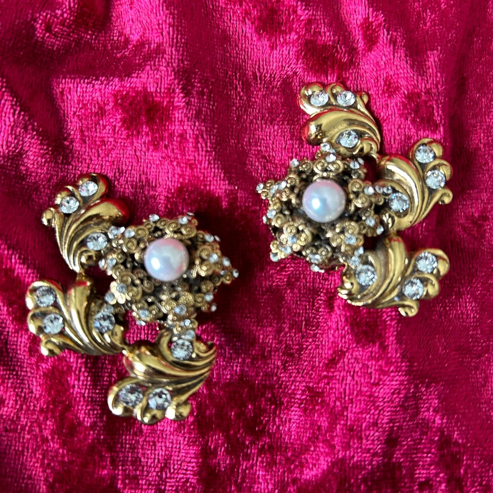 Alfredo Laggia Clip-on Flower Earrings